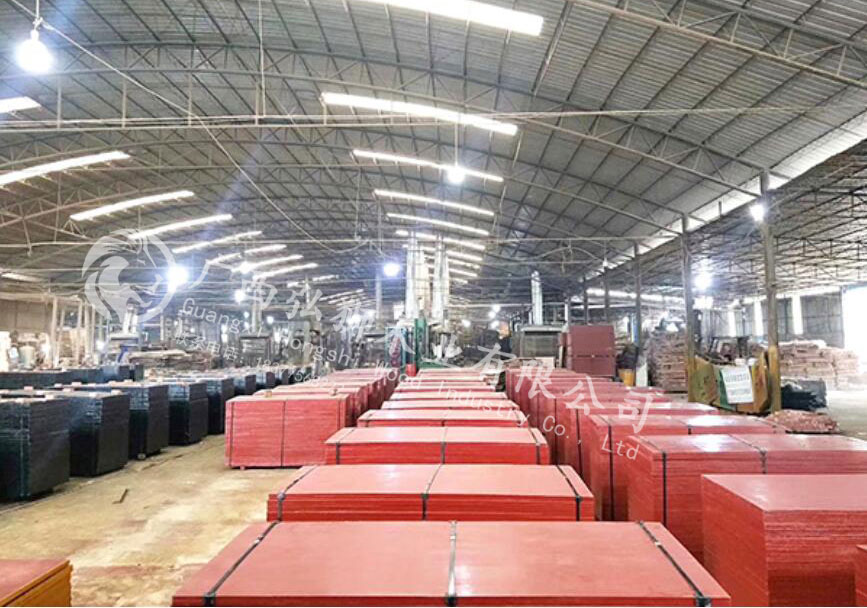 就是這一家建筑模板不但質(zhì)量好而且價格還實(shí)惠插圖1 弘獅木業(yè)模板生產(chǎn)基地